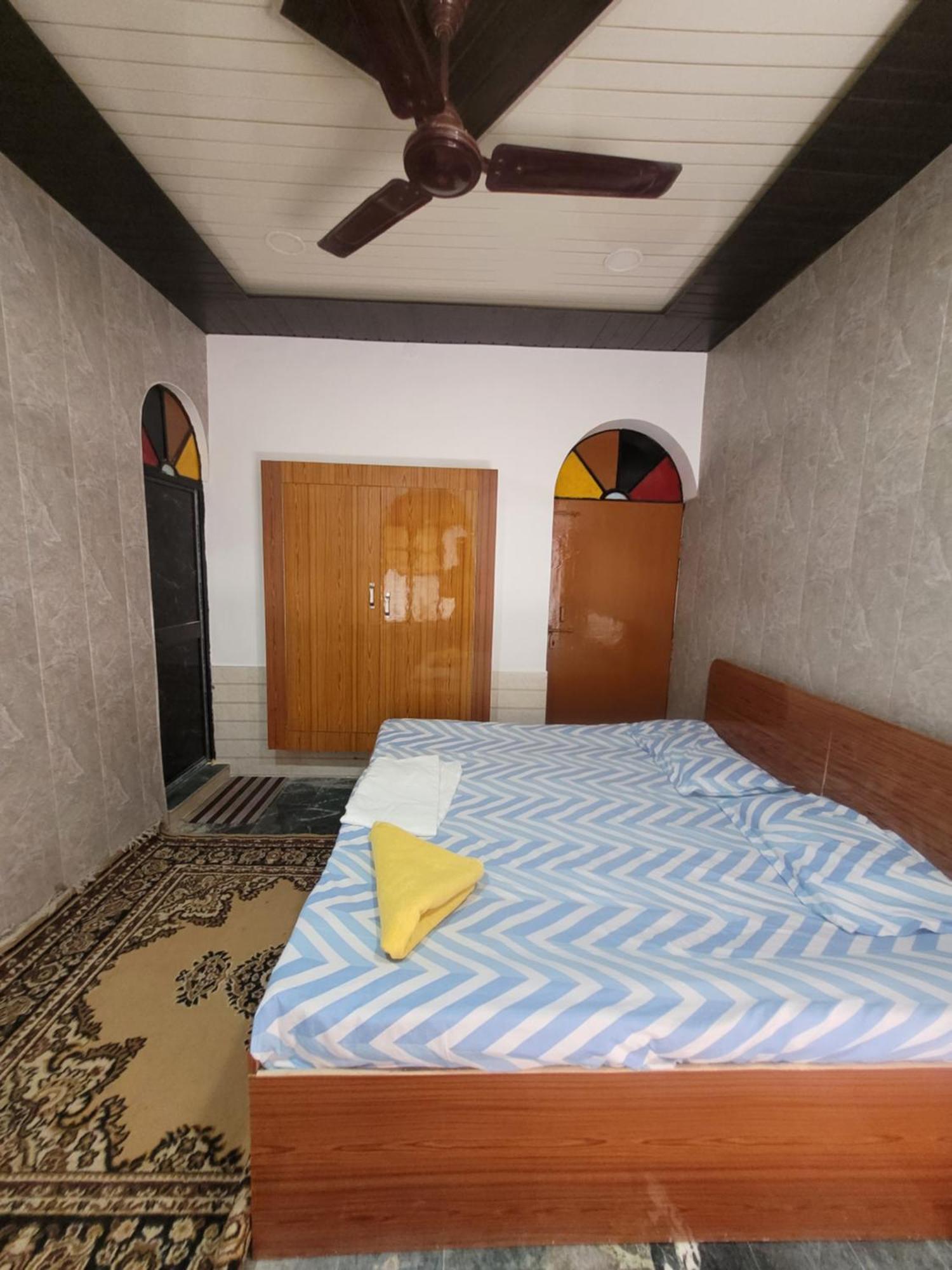 Pushpa Vatika Hotel Faizabad Exterior photo